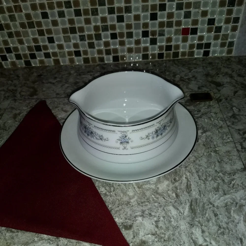 Wade Ellington Gravy Boat - Picture 3 of 4